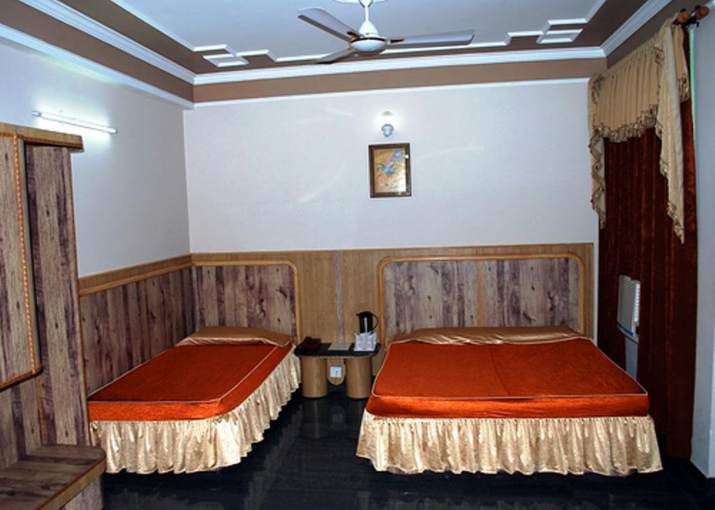 كاترا Hotel Chirag International الغرفة الصورة