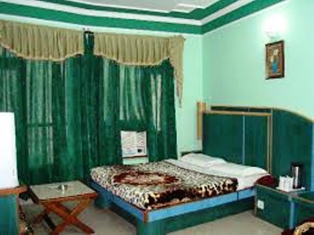 كاترا Hotel Chirag International الغرفة الصورة
