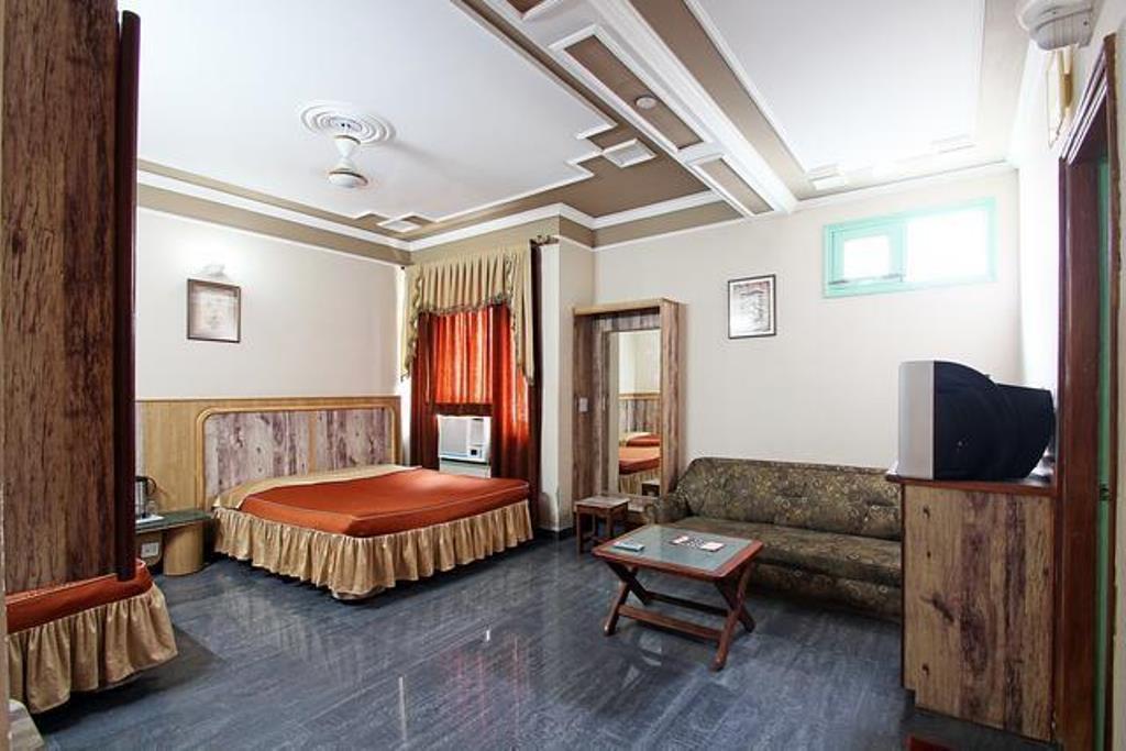 كاترا Hotel Chirag International المظهر الخارجي الصورة