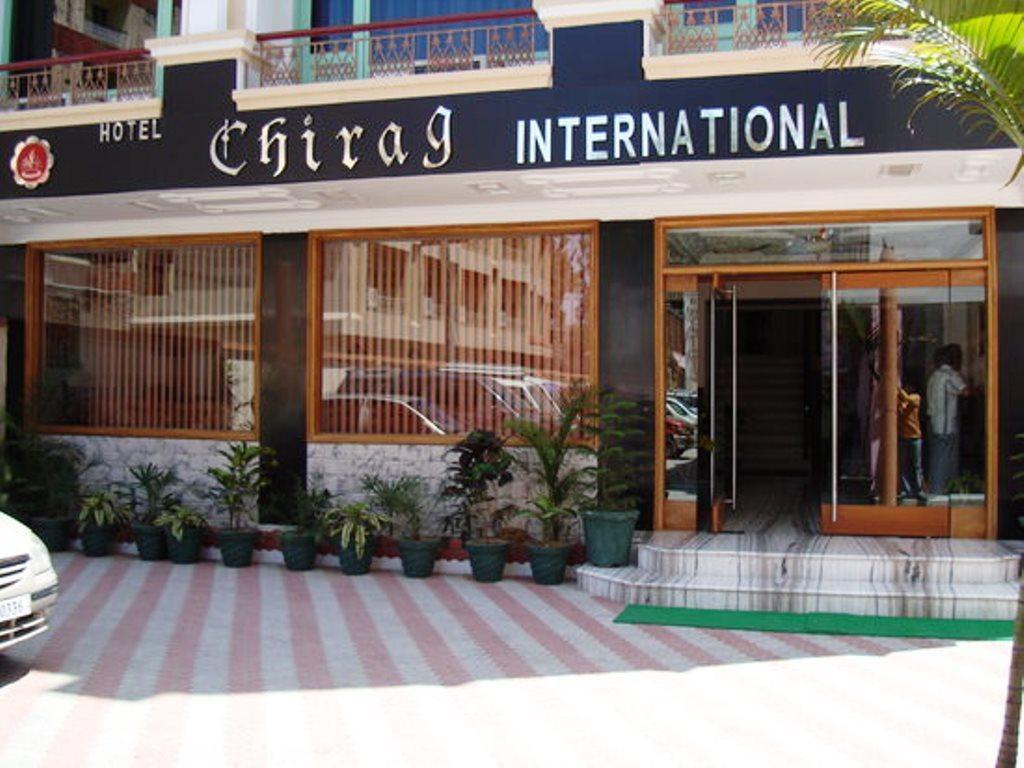 كاترا Hotel Chirag International المظهر الخارجي الصورة