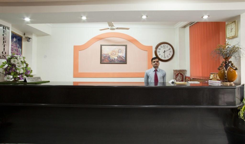 كاترا Hotel Chirag International المظهر الخارجي الصورة