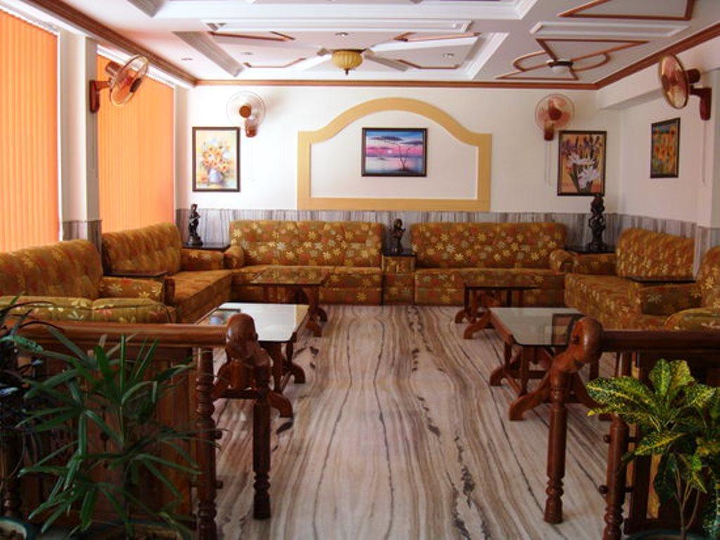 كاترا Hotel Chirag International المظهر الخارجي الصورة